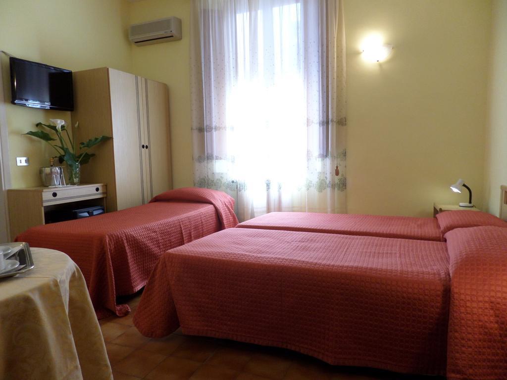 Hotel Delizia Genovese Montecatini Terme Bagian luar foto
